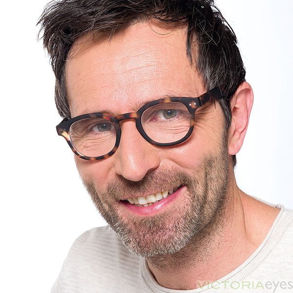 Mann mit Victoria Collection Lesebrille