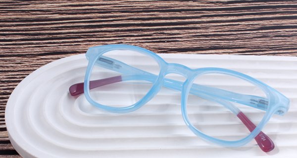 Blaue Brillen im Trend