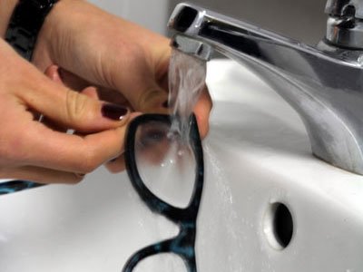 Brillenpflege unter fließendem Wasser